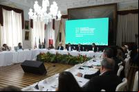 pessoas em mesa de  sobre cidades amazônicas