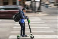 Usuário de patinete em Austin, Texas (foto: James Cage/Flickr)