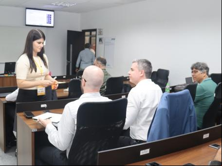 pessoas sentadas em auditório